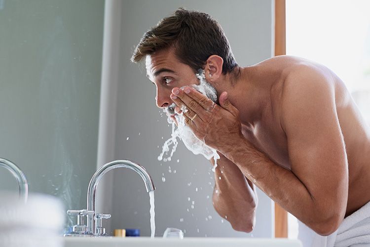 lava tu barba con agua y jabón