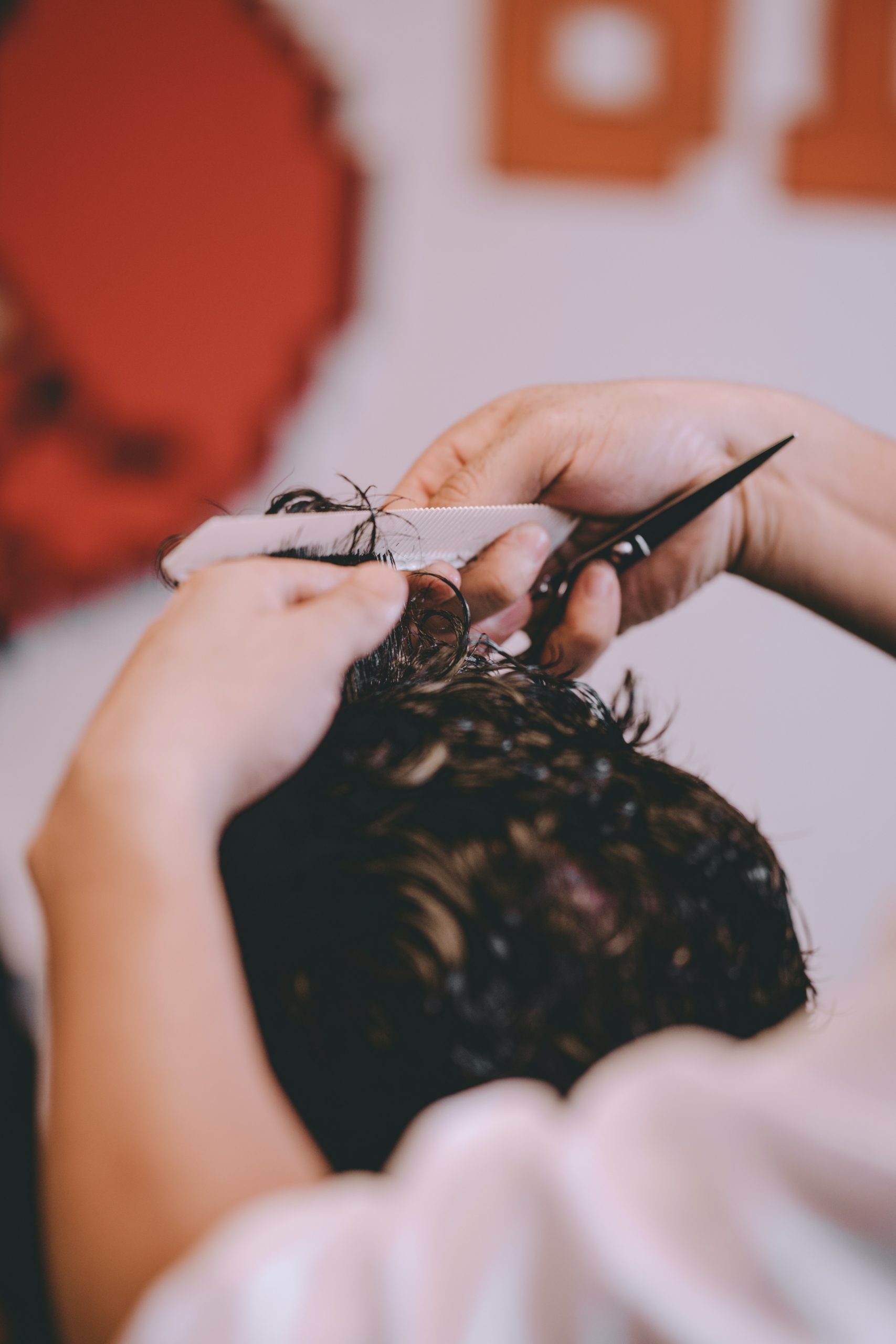 hombre cabello rizado cortandose el cabello